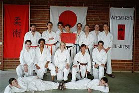 Ein Gruppenfoto eines Jiu Jitsu Kurses.