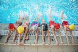 6 Kinder die schwimmen lernen.